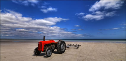 Hardwicke Bay Tractor - SA T (PBH3 00 31020)