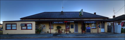 Royal Hotel - Caragabal - NSW (PBH3 00 17745)