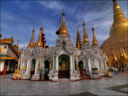 Shwedagon Paya SQ (PBH3 00 14485).jpg